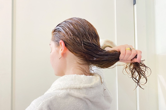 Nắng nóng khiến tóc nhanh bết và có mùi, khắc phục thế nào?